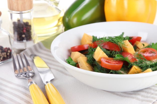 Ensalada ligera en plato sobre mesa de madera