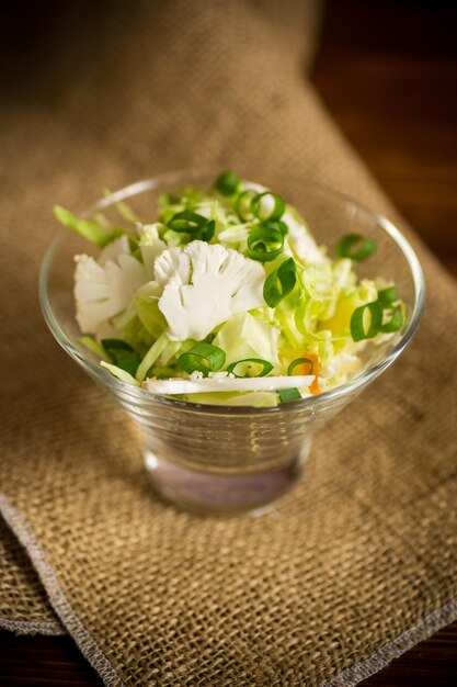 Ensalada ligera de primavera con cebollas verdes de coliflor y col blanca.