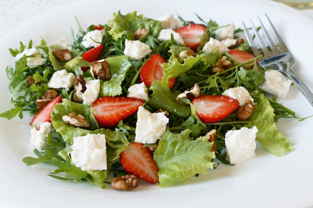 Ensalada ligera de primavera en un plato