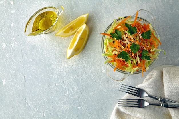 Ensalada ligera de repollo de verano con zanahorias y perejil espolvoreado con semillas de sésamo y sazonado con aceite de oliva y jugo de limón