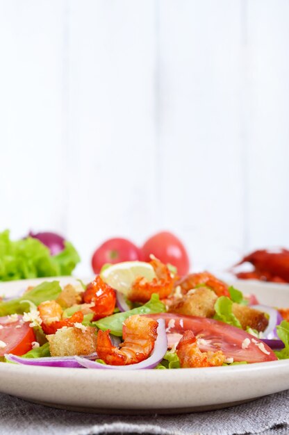 Ensalada ligera y sabrosa con camarones, lechuga, ajo y crutones