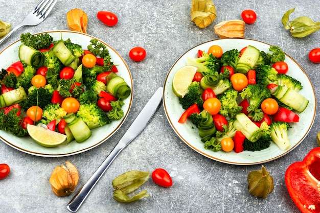 Ensalada ligera de verduras comida casera