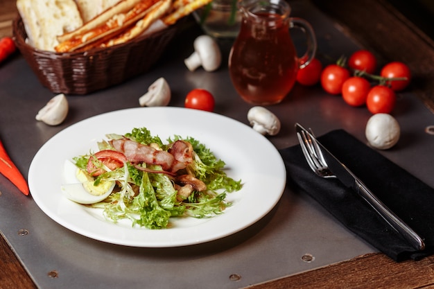 Ensalada ligera con verduras y tocino