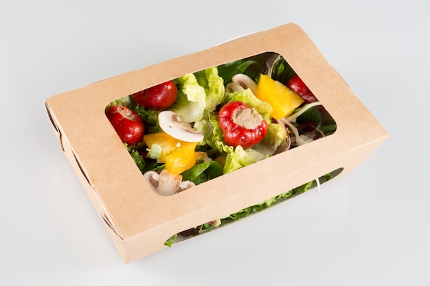 Ensalada para llevar en caja de cartón