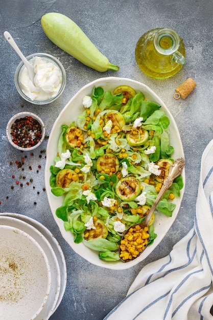 Ensalada con maíz de calabacín a la parrilla y queso de cabra suave