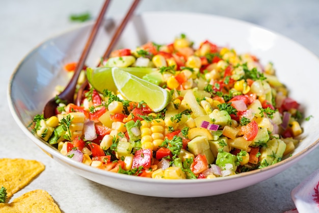 Ensalada de maíz mexicana en un plato blanco.