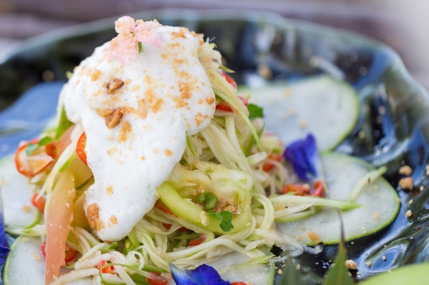 Ensalada de mango con maní picado.