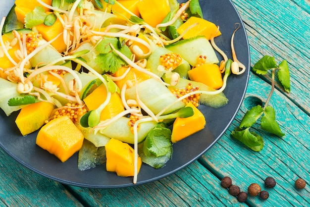 Ensalada de mango y verduras.