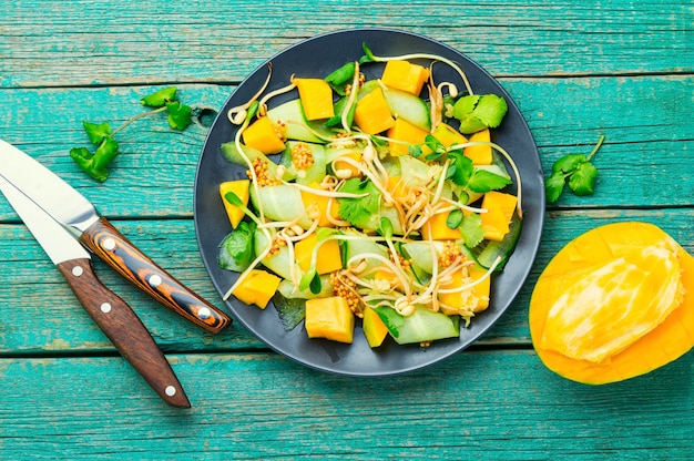 Ensalada de mango y verduras.