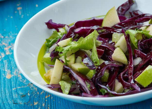 Ensalada de manzana, col rizada y repollo, cubierta con una vinagreta de sidra de manzana dulce y picante.