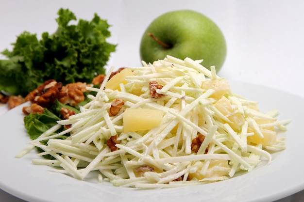 Ensalada de manzanas frescas, piña y nueces.