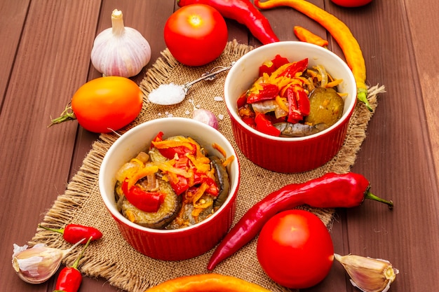 Ensalada marinada con verduras en escabeche: berenjena, zanahoria, pimiento, tomate, ajo