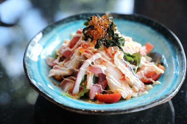 Ensalada de mariscos al estilo de comida japonesa