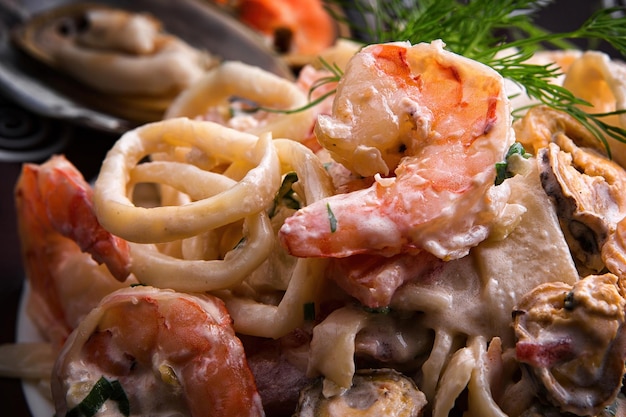 Ensalada de mariscos con calamares, gambas y mejillones en primer plano