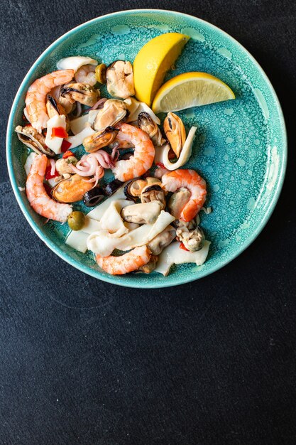 Ensalada de mariscos con camarones, mejillones y calamares