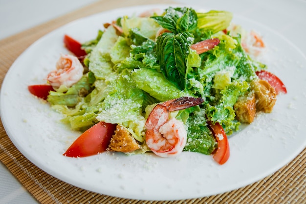 Ensalada de mariscos frescos en el plato blanco. Camarones y verduras.