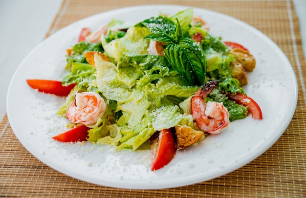 Ensalada de mariscos frescos en el plato blanco. Camarones y verduras.