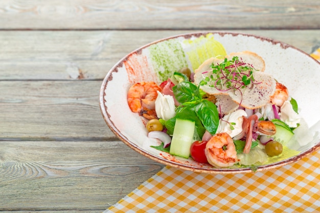 Ensalada de mariscos frescos servidos con langostinos