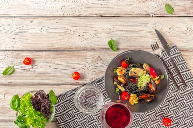 Ensalada de mariscos a la parrilla en mesa de madera