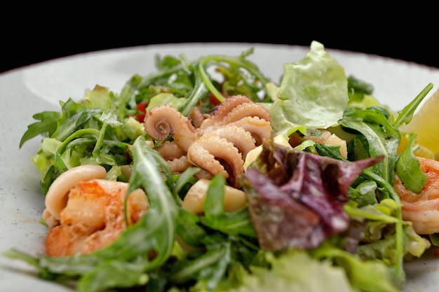 Foto ensalada de mariscos pulpo camarón vieiras calamares y verduras mixtas