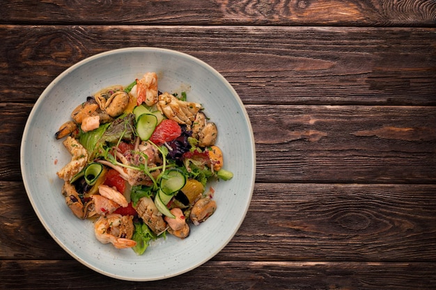 Ensalada de mariscos, verduras y hierbas