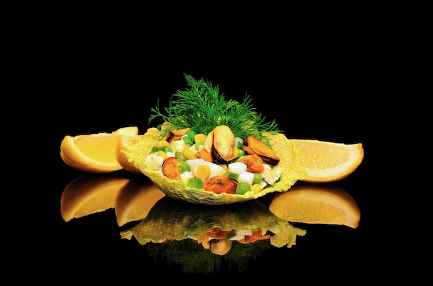 Ensalada de mejillones con maíz y guisantes en las hojas de col de col rizada sobre un fondo negro