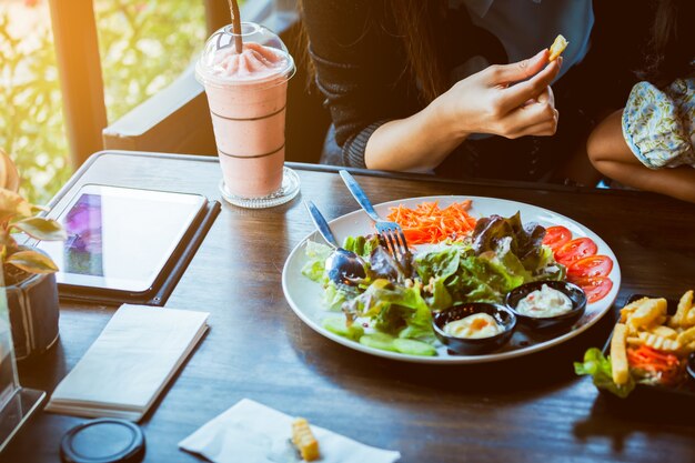 Ensalada en la mesa con el cliente en el café