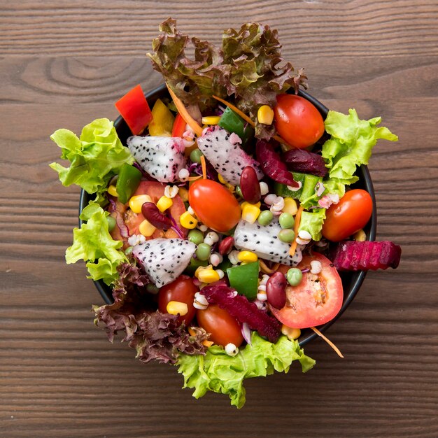 Ensalada en mesa de madera Concepto de comida saludable