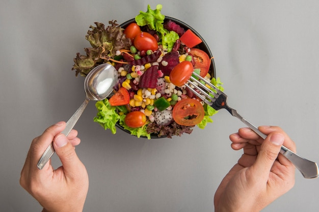 Ensalada en la mesa de madera, concepto de comida sana