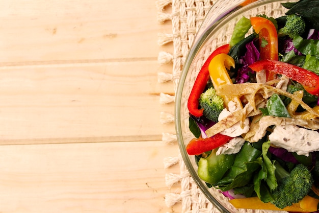 Foto ensalada en una mesa de madera