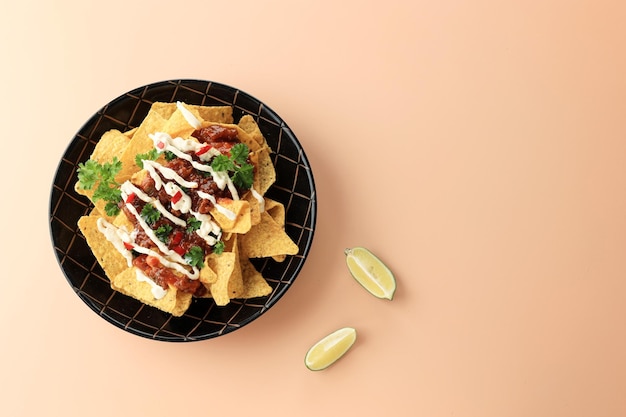 Foto ensalada mexicana de maíz callejero con queso y nachos chips