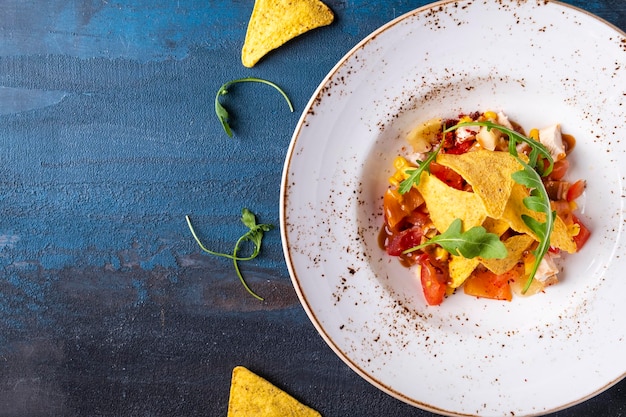 Ensalada mexicana con pollo ahumado, chips de maíz y verduras Vista superior espacio de texto