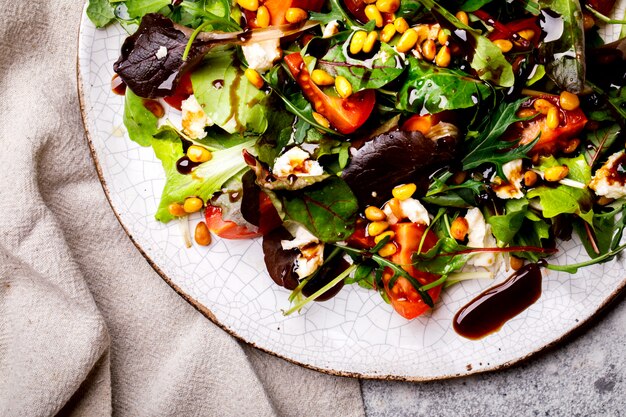 Ensalada Mezcla Vegetal Tomates cherry Nueces y queso