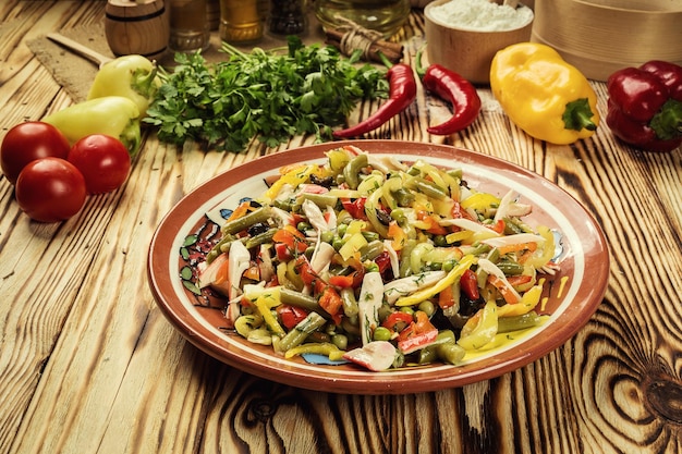 Ensalada con mezcla de verduras en un plato