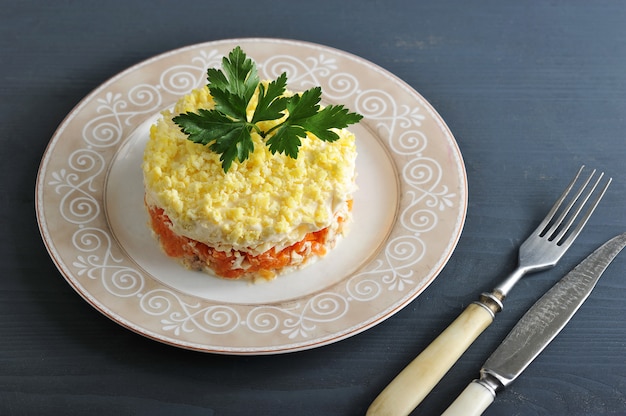 Ensalada Mimosa con pescado, zanahorias y huevos