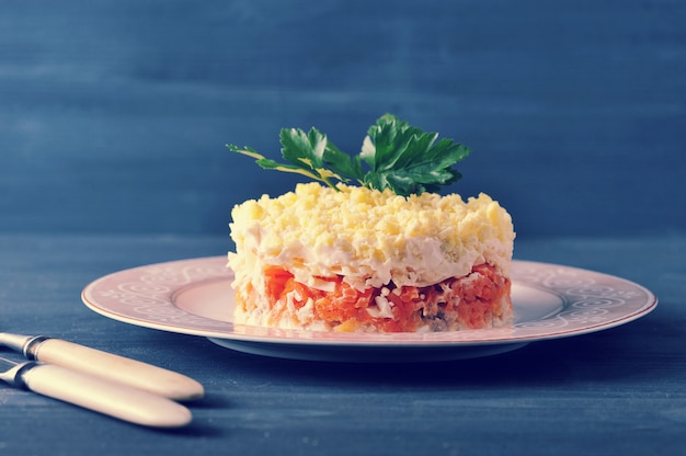 Ensalada Mimosa con pescado, zanahorias y huevos