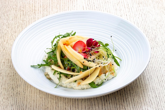 Ensalada de mini gambas con pera y quinoa y mousse de queso a las finas hierbas