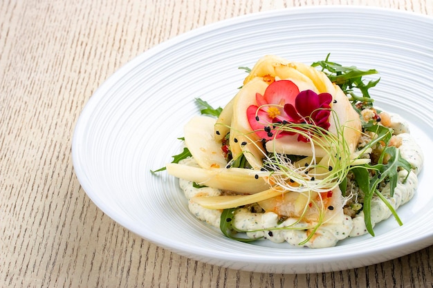 Ensalada de mini gambas con pera y quinoa y mousse de queso a las finas hierbas