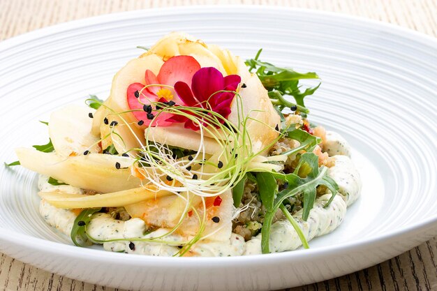 Ensalada de mini gambas con pera y quinoa y mousse de queso a las finas hierbas