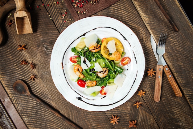 Ensalada mixta de camarones con verduras, queso y tomates