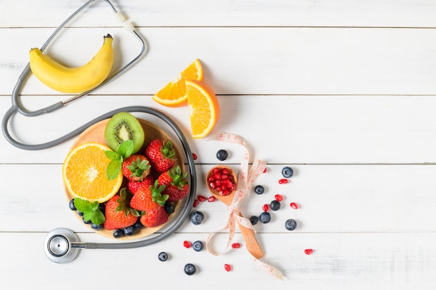 Ensalada mixta de frutas frescas con fresa con estetoscopio