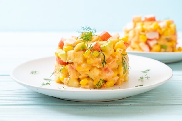 Ensalada Mixta De Frutas Con Palitos De Cangrejo