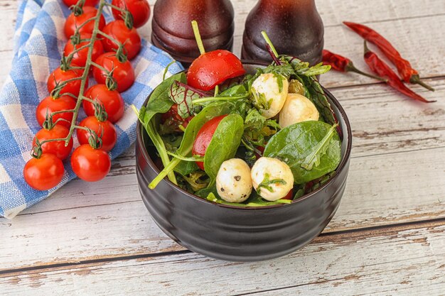 Ensalada mixta con mini mozzarella y tomate