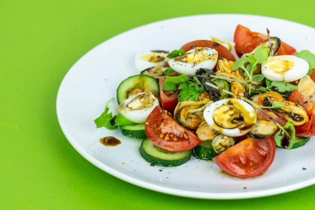 Ensalada mixta con pepinos, tomates, huevos y mejillones