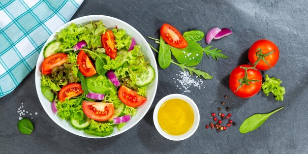 Ensalada mixta con tomates frescos alimentos saludables desde arriba de la pancarta en una pizarra