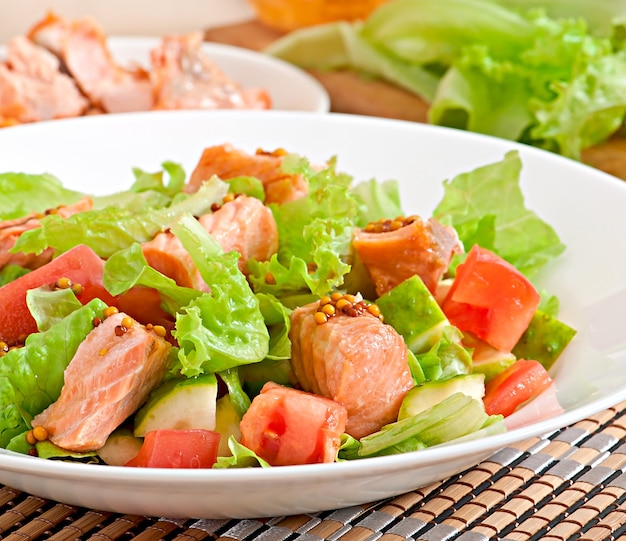 Ensalada mixta de vegetales frescos con trozos de salmón