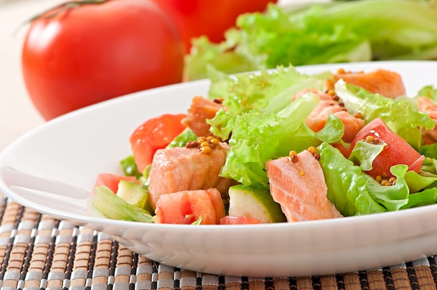 Ensalada mixta de vegetales frescos con trozos de salmón