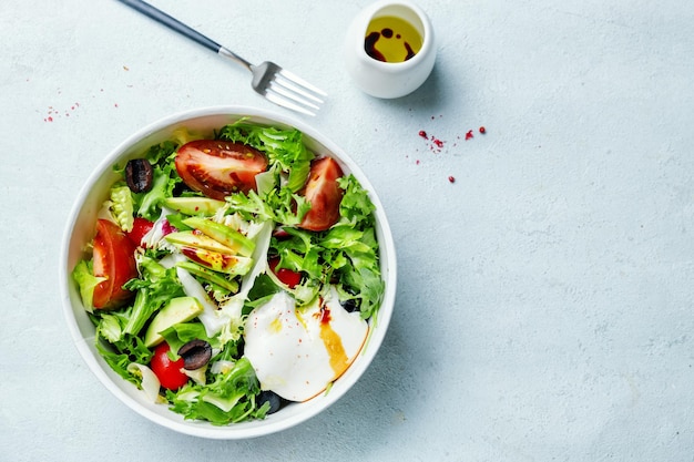 Ensalada con mozzarella y aguacate