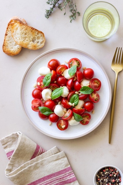 Ensalada con mozzarella tomates nueces y albahaca Alimentación saludable Comida vegetariana Dieta