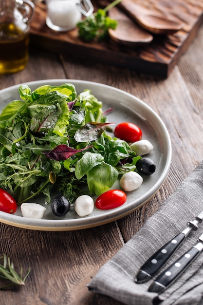 Ensalada de mozzarella verde, aceitunas y tomates